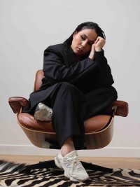 Hanane assise