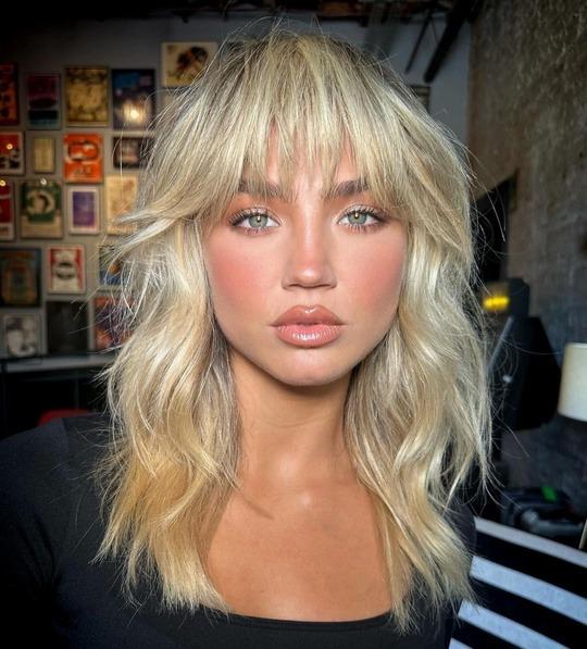 Mannequin ayant les cheveux blonds