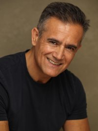 pola souriant