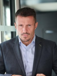 "Attends, tu sais à qui tu parles ? "