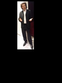 Arnaud Dauphin en costume noir