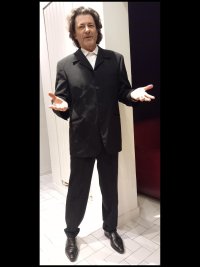 En costume noir