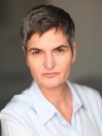 sérieuse impassible 