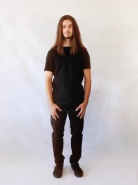 En pied cheveux détachés (face)