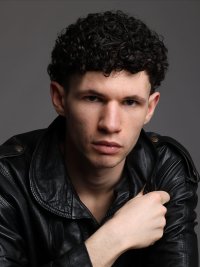 Maxime KERVA portrait main cuir