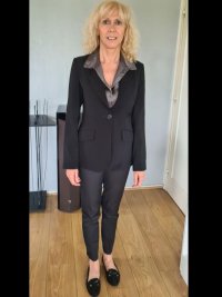 Avec costume sombre