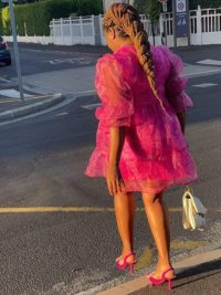 Aude Zézé tenue stylée rose de dos 