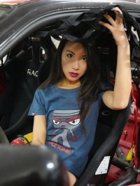 Anna Tran - Modèle asiatique - Voiture