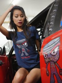 Anna Tran - Modèle asiatique - Voiture
