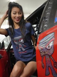 Anna Tran - Modèle asiatique - Voiture