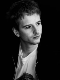 Demi profil droit noir et blanc