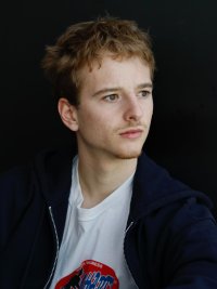 Demi profil gauche 