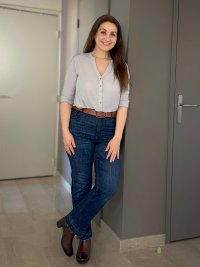 Alexandra MORALES Comedienne en pied