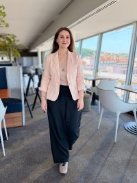 Alexandra MORALES Comedienne en pied