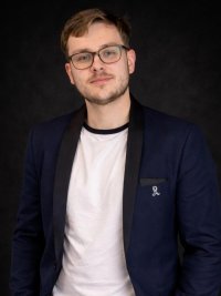 Florian Lemercier, entrepreneur rennais et ex-animateur radio et auteur de « Sur les ondes d'une vie de dyslexie ». On remarque sur son revers le ruban symbole de son engagement pour la neurodiversité.