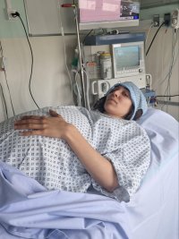 Scène femme enceinte avec faux ventre