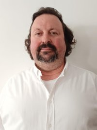 Olivier DE PRIESTER plan américain en blanc
