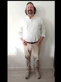 Olivier DE PRIESTER en pied en clair