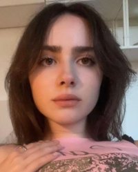 cheveux lissé, légèrement maquillé 