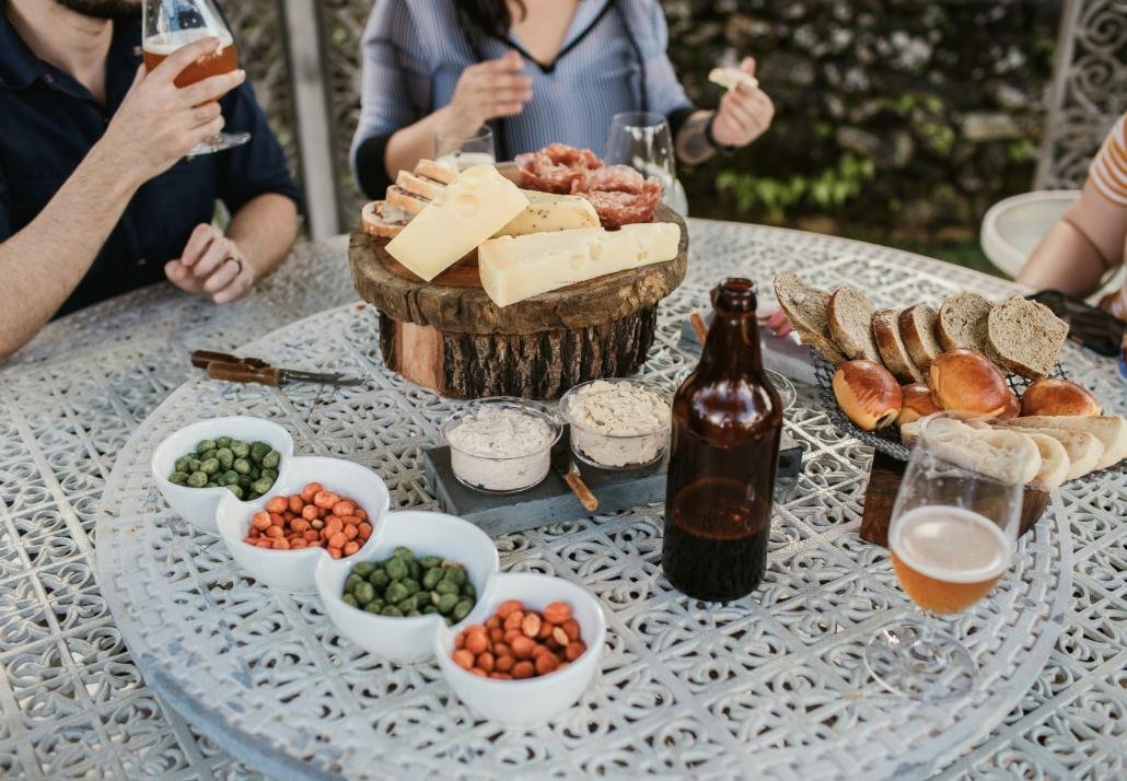 Une femme et un homme pour une scène "apéritif"