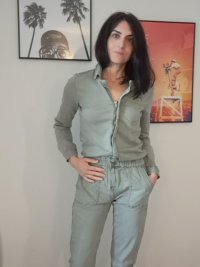 Marie Allemand en pied (combinaison)