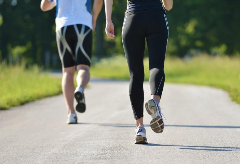 2 joggeurs et 2 joggeuses