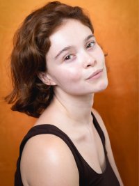 Portrait Pauline Cordeau 0659612232 fond orange
