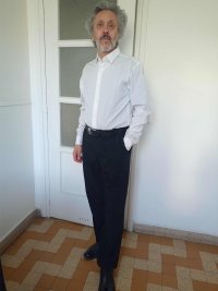 Gilberto Bianchini en pied chemise blanche et pantalon noir IMG 20260425 1834033