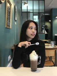 Trinh au café