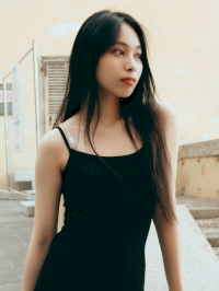 Trinh en regard lointain
