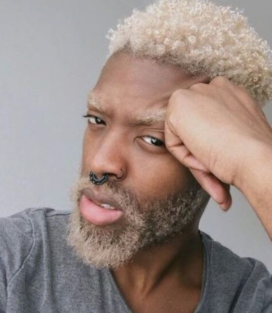Modèle homme pour relooking capillaire