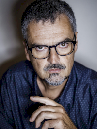 portrait lunettes et main couleur