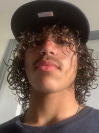 Adame Nouar avec une casquette 