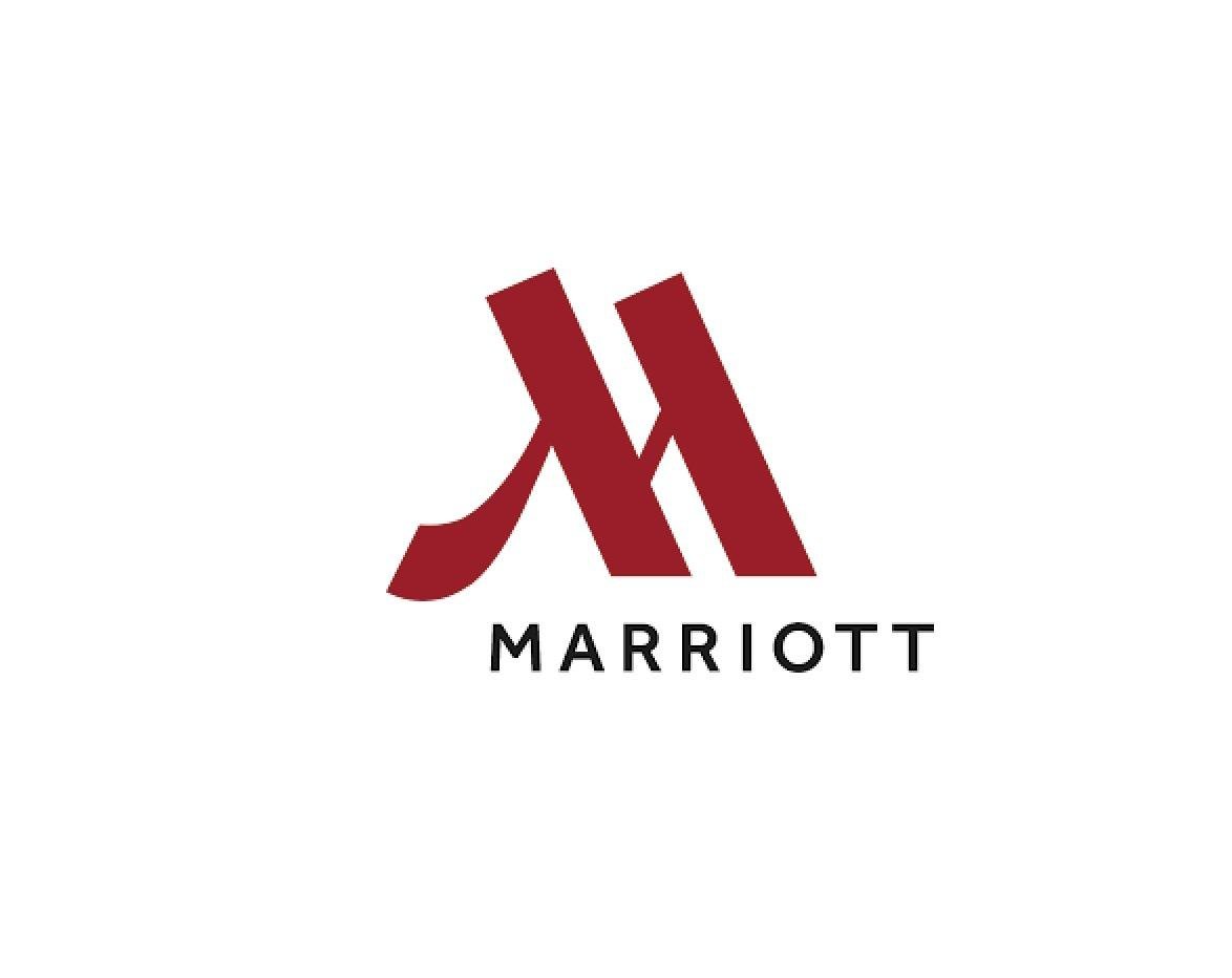Jeune cliente hotel - jeune femme rousse