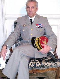 LES TUEURS DE LA RÉPUBLIQUE. Docu Damien FLEURETTE. Silhouette parlante en tant que chef d'état major du président de la république (…Général B. Puga…) Cellule de crise attentat. Reconstitution