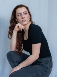 Laura Bouchez Pose 
