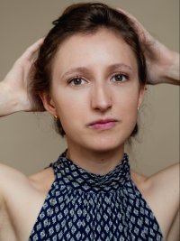 Cheveux relevés