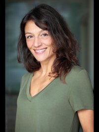 Je vous mets également ma démo de comédienne, mon cv et quelques photos. 