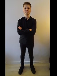 DE PRIESTER Aurélien en pied bras croisés