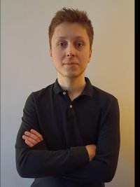 DE PRIESTER Aurélien plan américain bras croisés